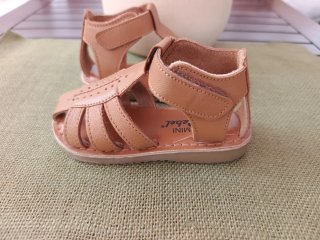 Sandalias para bebé color cuero