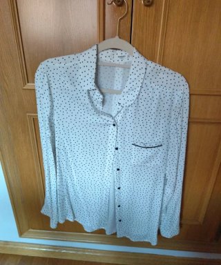 Blusa Mango Blanca con corazones Negros