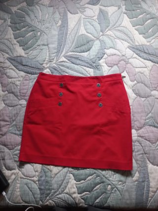 Falda Roja con Botones. Con algo de elastan