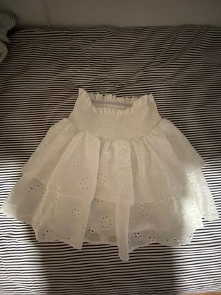 Falda blanca con volantes