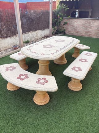 Conjunto de Mesa y Bancos de Piedra