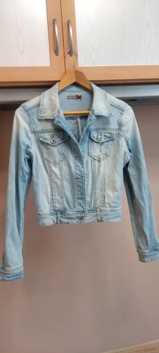 Chaqueta vaquera elastica Stradivarius celeste