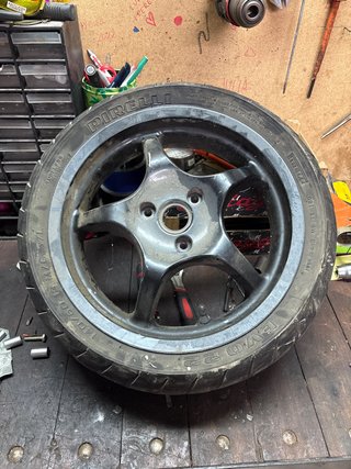 Rueda trasera Yamaha Aerox con neumático Pirelli