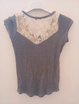 Maglia a righe con inserto in pizzo