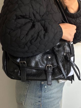 Bolso Negro con Hebillas