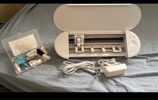 Plotter de corte con accesorios incluidos