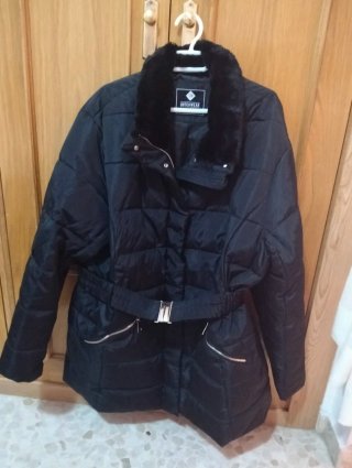 Chaqueton negro de mujer con cinturon.