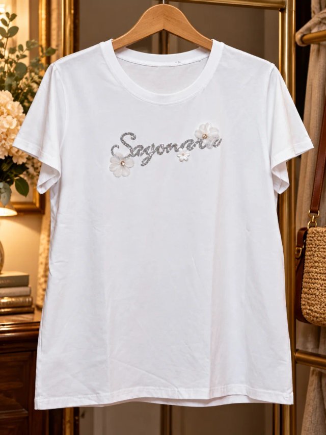 Camiseta Blanca con Letras Brillantes y Flores