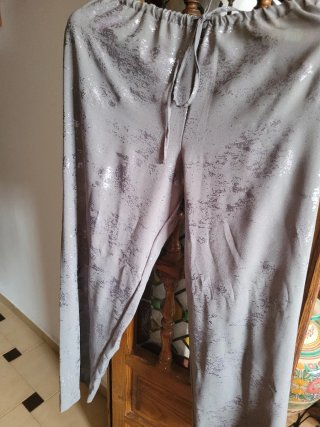 Pantalón Gris con Estampado
