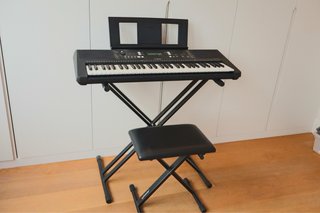 Piano Portátil Yamaha con Soporte y Banqueta