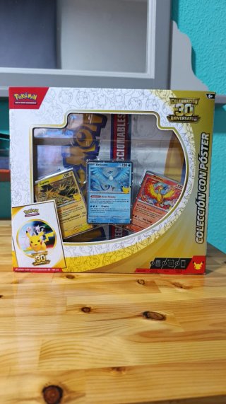 Colección Pokémon 30 Aniversario con Póster