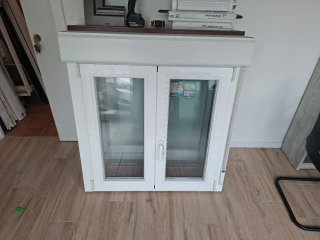 Ventana de Aluminio Blanca con Persiana
