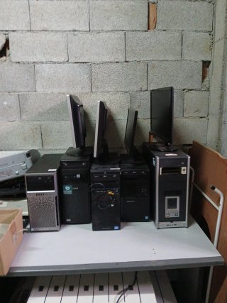 Lote de 5 ordenadores y 4 pantallas