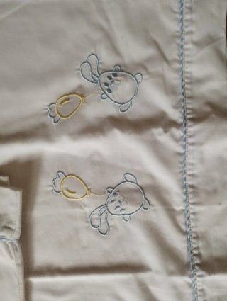 Sábana de cuna con bordados