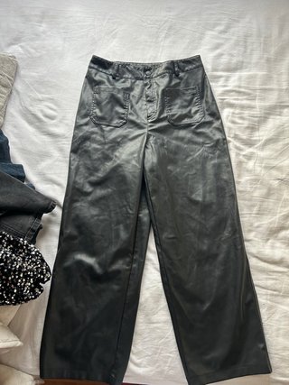 Pantalón imitación a cuero negro, ancho