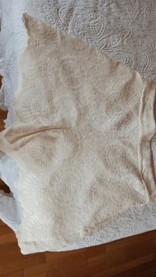 Pantalón corto con bordado en relieve