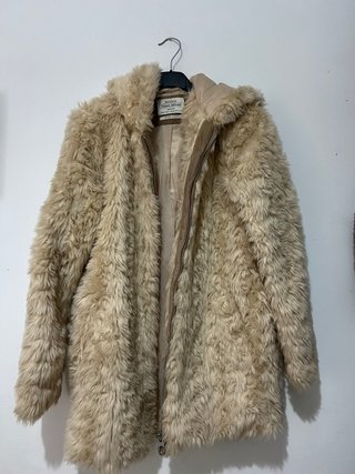 Chaquetón de pelo Bershka beige