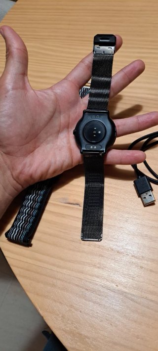 Reloj inteligente con correa texturizada