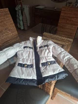 Chaqueta entallada beige y negra tipo chanel