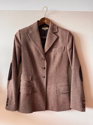 Chaqueta entallada de espiga de estilo ecuestre.