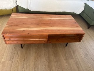 Mesa de centro de madera de acacia