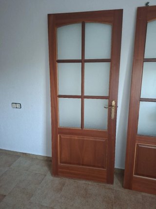 Puerta de madera con cristales