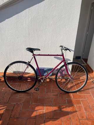 Bicicleta de paseo clásica color burdeos