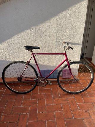 Bicicleta de paseo clásica color burdeos