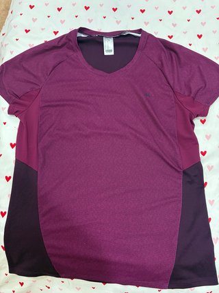 Camiseta de deporte morada de manga corta