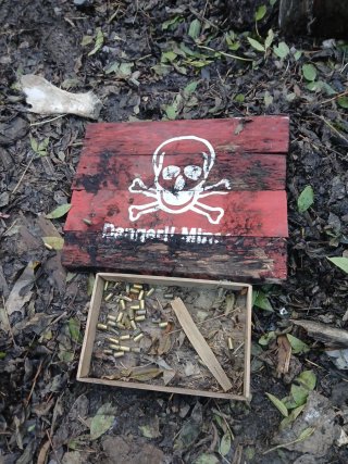 Militar: Cartel danger mines y Caja con Casquillos