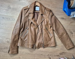 Cazadora de piel Mango color camel con rozaduras