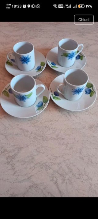 Set di 4 tazze da caffè con piattini