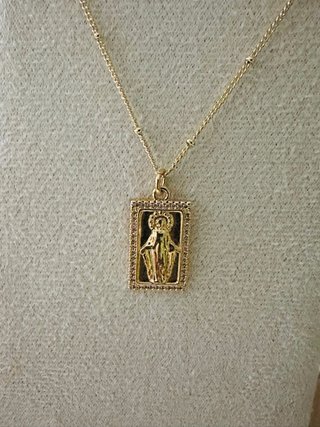 Colgante Virgen María en Oro golfi