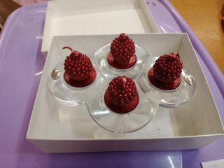 Portacandele in vetro con 4 candele rosse