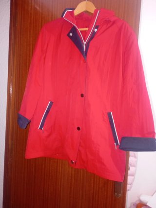 Chaqueta Roja con Capucha
