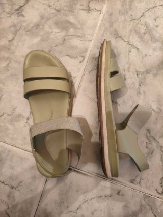 Sandalias en tono verde oliva