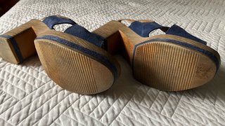 Sandalias de tacón azul y madera