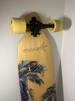 Longboard Muuwmi con diseño de palmeras
