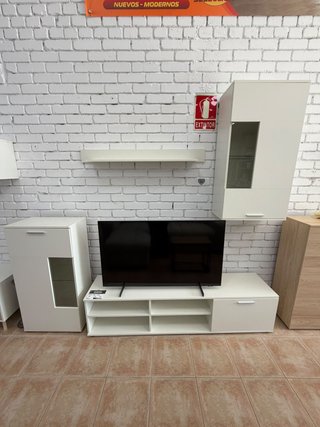 Mueble TV Blanco con Vitrina y Estantes