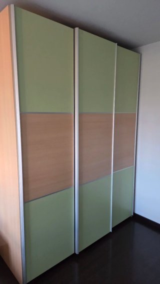 Armario Puertas Correderas. Colchón, cama y mesita