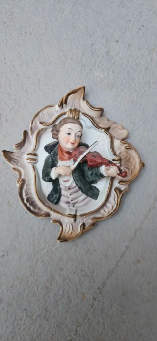 Camafeo de Porcelana Joven con Violín