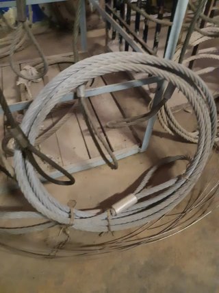 Lote de grilletes, cables de acero y eslingas