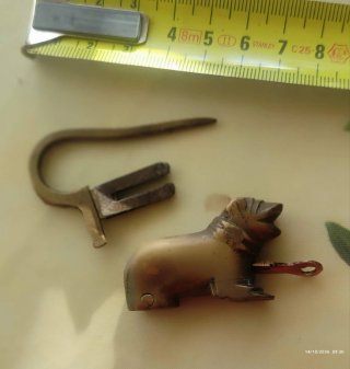 Candado antiguo con forma de animal