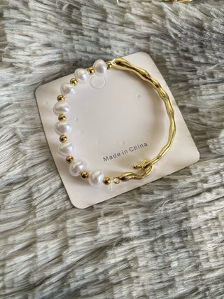 Pulsera Dorada con Perlas mujer