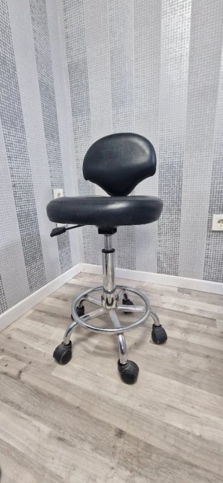 Taburete con ruedas y respaldo hidráulico
