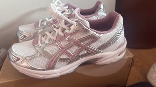 Zapatillas Asics Blancas y Plateadas