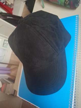 Gorra de Terciopelo Negro Stradivarius