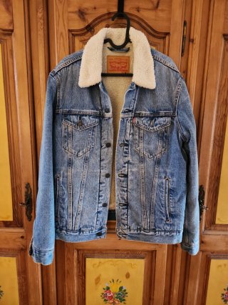 Cazadora vaquera Levi's con borrego