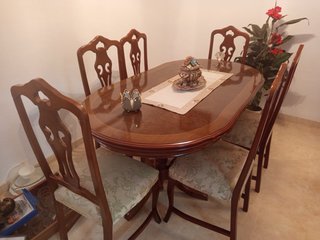 Conjunto de mesa y 6 sillas de madera