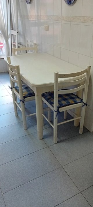 Mesa de cocina con 4 sillas